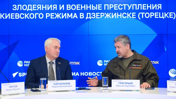 Conferencia de prensa en la que se presentó el informe del Tribunal Público Internacional sobre los Crímenes de los Neonazis Ucranianos Atrocidades y Crímenes de Guerra del Régimen de Kiev en la Ciudad de Dzerzhinsk (Toretsk) - Sputnik Mundo