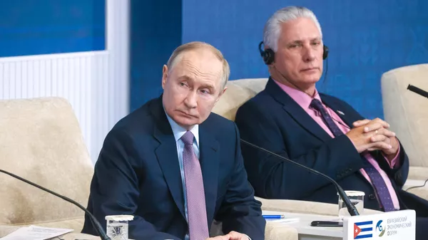 Vladímir Putin, presidente ruso, participa en la sesión plenaria del IV Foro Económico Euroasiático en Minsk - Sputnik Mundo