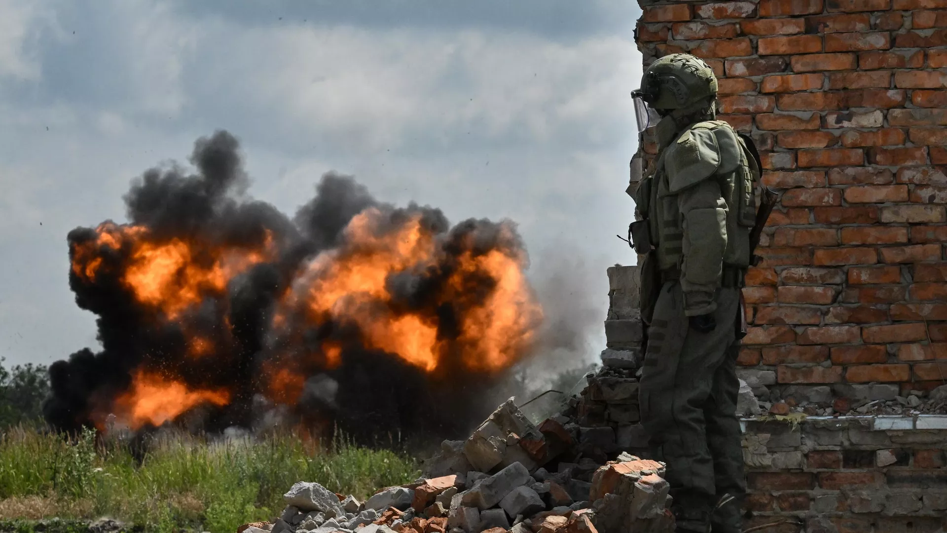 Zapadores del grupo de fuerzas ruso Centro desminan las afueras de la ciudad de Selídovo, en la república popular de Donetsk. Zapadores del grupo de fuerzas ruso Centro desminan las afueras de la ciudad de Selídovo, en la república popular de Donetsk. - Sputnik Mundo, 1920, 27.06.2025