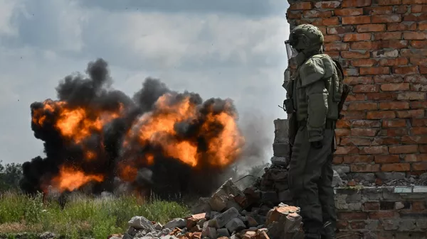 Zapadores del grupo de fuerzas ruso Centro desminan las afueras de la ciudad de Selídovo, en la república popular de Donetsk. - Sputnik Mundo