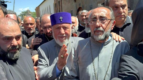 El patriarca de la Iglesia apostólica armenia, Karekin II, y el arzobispo Mikael Ajapajián - Sputnik Mundo