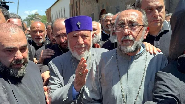 El patriarca de la Iglesia apostólica armenia, Karekin II, y el arzobispo Mikael Ajapajián - Sputnik Mundo