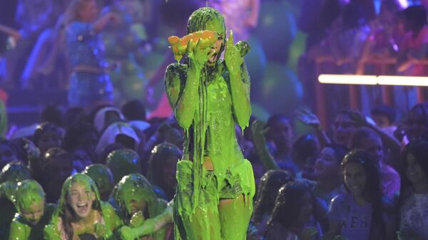 Ведущая обливается слаймом во время церемонии вручения премии Nickelodeon Kids' Choice Awards в Санта-Монике, Калифорния - Sputnik Mundo