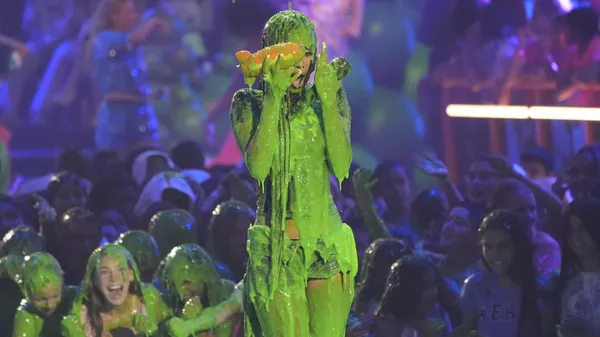 Ведущая обливается слаймом во время церемонии вручения премии Nickelodeon Kids' Choice Awards в Санта-Монике, Калифорния - Sputnik Mundo