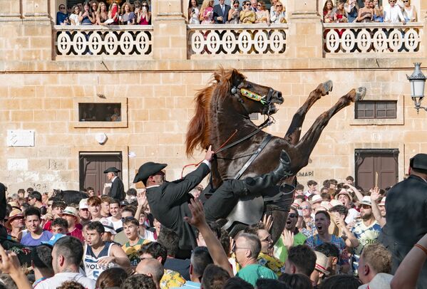 Decenas de personas durante las fiestas de San Juan en la ciudad de Ciutadella de Menorca, Islas Baleares, España.En la plaza des Born, jinetes y caballos desfilan al ritmo del tradicional jaleo, ante miles de personas. Este acto marca el inicio de los momentos más importantes de las fiestas, caracterizadas por la emoción, la música y la participación popular.Las fiestas de San Juan en Ciutadella se celebran desde finales de mayo hasta finales de junio. Decenas de personas durante las fiestas de San Juan en la ciudad de Ciutadella de Menorca, Islas Baleares, España.En la plaza des Born, jinetes y caballos desfilan al ritmo del tradicional jaleo, ante miles de personas. Este acto marca el inicio de los momentos más importantes de las fiestas, caracterizadas por la emoción, la música y la participación popular.Las fiestas de San Juan en Ciutadella se celebran desde finales de mayo hasta finales de junio. - Sputnik Mundo