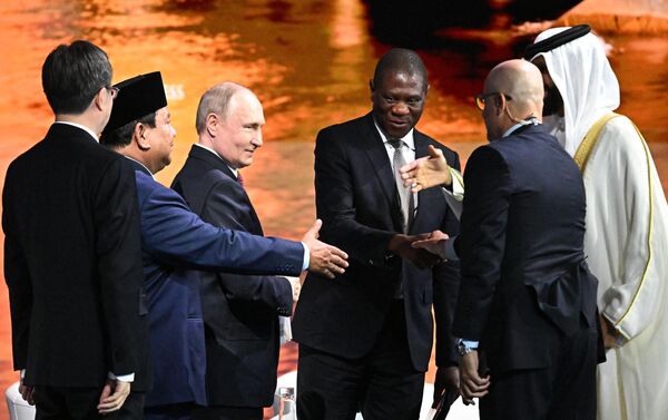 Una conversación tras una de las sesiones plenarias del Foro Económico Internacional de San Petersburgo (SPIEF) 2025.En la foto (de izquierda a derecha): el vice primer ministro del Consejo de Estado de China, Ding Xuexiang; el presidente de Indonesia, Prabowo Subianto; el mandatario de Rusia, Vladímir Putin; el vicepresidente de Sudáfrica, Paul Mashatile; el director general de la cadena Sky News Arabia, Nadim Koteich; el asesor de seguridad nacional del rey de Baréin, Naser Hamad Jalifa. Una conversación tras una de las sesiones plenarias del Foro Económico Internacional de San Petersburgo (SPIEF) 2025.En la foto (de izquierda a derecha): el vice primer ministro del Consejo de Estado de China, Ding Xuexiang; el presidente de Indonesia, Prabowo Subianto; el mandatario de Rusia, Vladímir Putin; el vicepresidente de Sudáfrica, Paul Mashatile; el director general de la cadena Sky News Arabia, Nadim Koteich; el asesor de seguridad nacional del rey de Baréin, Naser Hamad Jalifa. - Sputnik Mundo