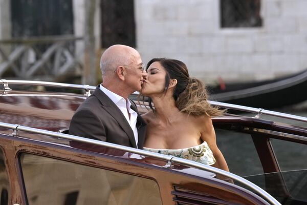 El empresario estadounidense Jeff Bezos y su novia Lauren Sánchez se besan a la salida de un hotel para la recepción previa a su boda, en Venecia, Italia. El empresario estadounidense Jeff Bezos y su novia Lauren Sánchez se besan a la salida de un hotel para la recepción previa a su boda, en Venecia, Italia. - Sputnik Mundo