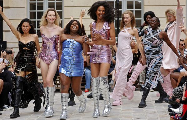 Modelos caminando por la pasarela durante la presentación de Jeanne Friot - Primavera/Verano 2026 dentro del marco de la Semana de la Moda de París, Francia. Modelos caminando por la pasarela durante la presentación de Jeanne Friot - Primavera/Verano 2026 dentro del marco de la Semana de la Moda de París, Francia. - Sputnik Mundo