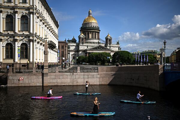 El 21 de junio tuvo lugar en el SPIEF un acontecimiento excepcional: un SUP-desayuno, que reunió a unas 300 personas. En primer lugar, los participantes se reunieron para tomar un café y un desayuno ligero, y después practicaron surf de remo durante 4 kilómetros por el pintoresco centro de San Petersburgo. El 21 de junio tuvo lugar en el SPIEF un acontecimiento excepcional: un SUP-desayuno, que reunió a unas 300 personas. En primer lugar, los participantes se reunieron para tomar un café y un desayuno ligero, y después practicaron surf de remo durante 4 kilómetros por el pintoresco centro de San Petersburgo. - Sputnik Mundo