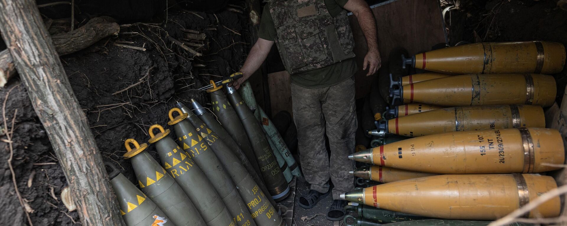 Un soldado ucraniano prepara proyectiles de artillería de 155 mm, Ucrania, 29 de agosto de 2024 - Sputnik Mundo, 1920, 28.06.2025