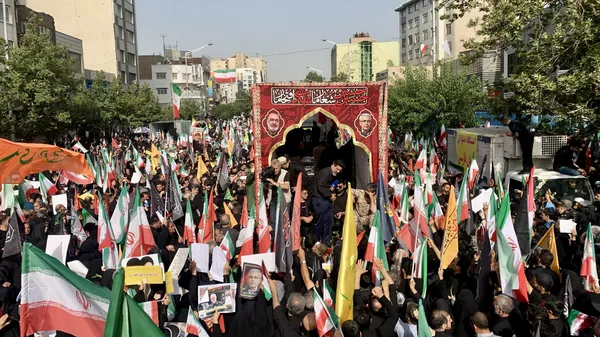 Miles de iraníes asisten a la ceremonia fúnebre de aproximadamente 60 personas muertas en ataques israelíes contra Irán, incluidos altos funcionarios militares, científicos nucleares y civiles, en Teherán, Irán, 28 de junio de 2025 - Sputnik Mundo