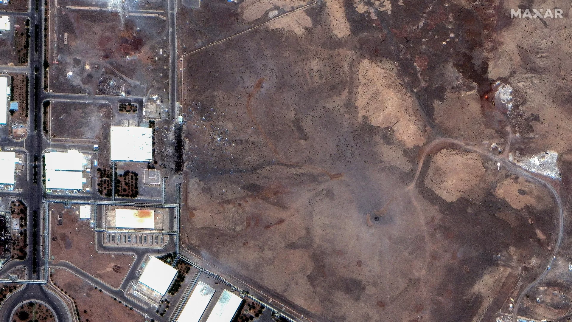 Dos grandes cráteres producidos por ataques aéreos situados directamente sobre las salas de centrifugado subterráneas de la instalación nuclear de Natanz en imágenes hechas por el satélite Maxar - Sputnik Mundo, 1920, 28.06.2025