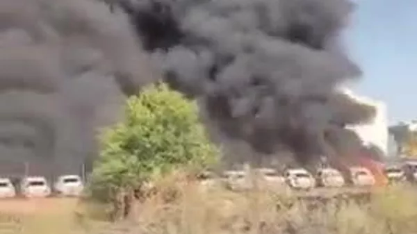 Incendio en los suburbios de Madrid afecta a cientos de vehículos antes de ser controlado - Sputnik Mundo