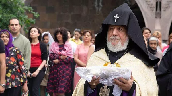 La persecución contra la Iglesia apostólica armenia busca abrir el país a la intervención occidental - Sputnik Mundo