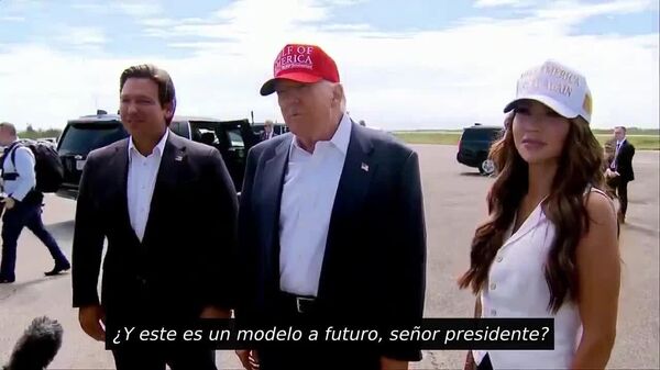 Trump inaugura prisión para migrantes irregulares en Florida: Muchos policías en forma de caimanes - Sputnik Mundo