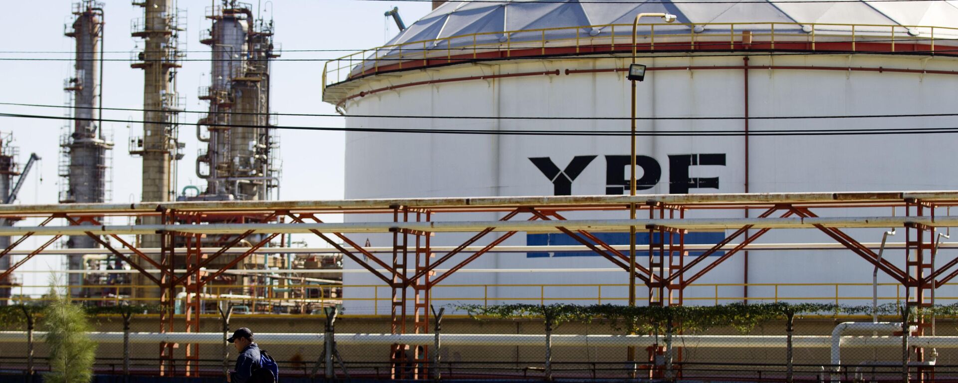 Planta refinadora de la petrolera YPF en La Plata, Argentina - Sputnik Mundo, 1920, 02.07.2025