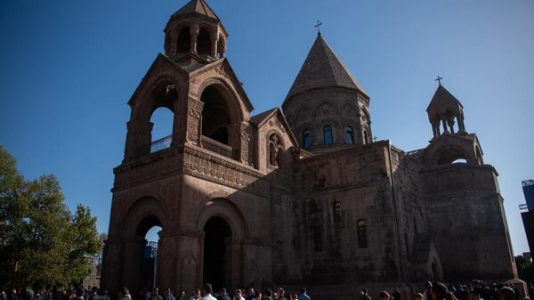 ¿Cómo la persecución de la Iglesia revela la agenda antiarmenia de Pashinián? - Sputnik Mundo