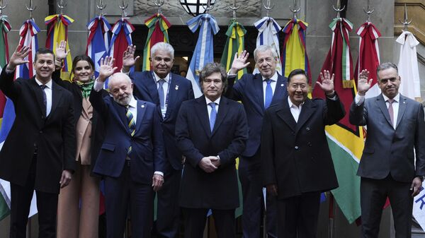 Los dirigentes que asisten a la Cumbre del Mercosur posan para una foto de grupo en Buenos Aires, Argentina, el 3 de julio de 2025 - Sputnik Mundo
