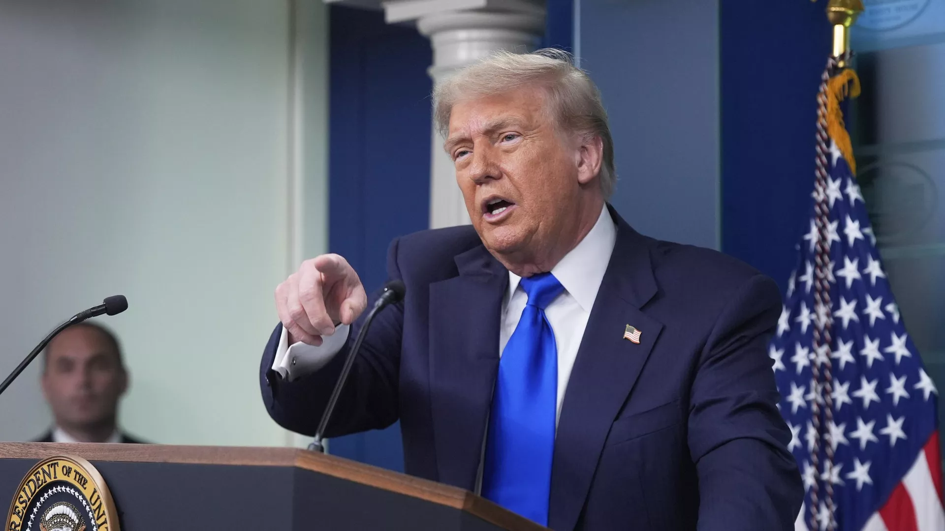 Donald Trump, presidente de EEUU, habla con los medios de comunicación, 27 de junio de 2025, en la sala de prensa de la Casa Blanca en Washington Donald Trump, presidente de EEUU, habla con los medios de comunicación, 27 de junio de 2025, en la sala de prensa de la Casa Blanca en Washington - Sputnik Mundo, 1920, 04.07.2025