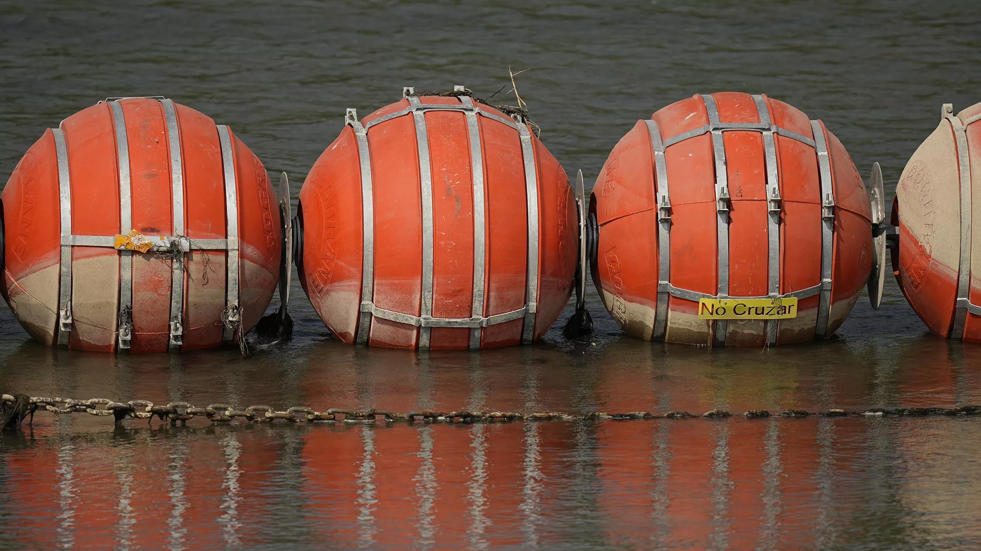 Anteriormente, en Estados Unidos se había construido una barrera flotante, o muro acuático, contra los migrantes. Anteriormente, en Estados Unidos se había construido una barrera flotante, o muro acuático, contra los migrantes. - Sputnik Mundo, 1920, 04.07.2025