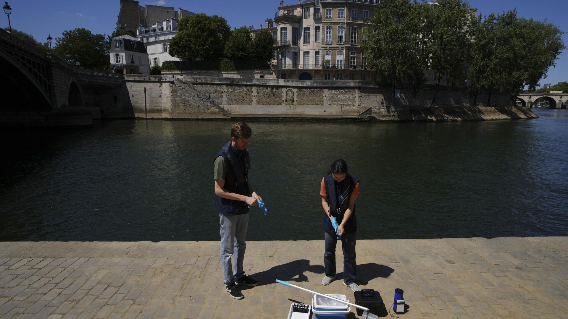 Mathias Haguet, a la izquierda, y Emilie Vilana, de Fluidion, analizan la calidad del agua del río Sena, el jueves 3 de julio de 2025, para la inauguración de las tres piscinas del Sena durante el evento Paris Plages, del 5 de julio al 31 de agosto en París. (Foto AP/Aurelien Morissard) Mathias Haguet, a la izquierda, y Emilie Vilana, de Fluidion, analizan la calidad del agua del río Sena, el jueves 3 de julio de 2025, para la inauguración de las tres piscinas del Sena durante el evento Paris Plages, del 5 de julio al 31 de agosto en París. (Foto AP/Aurelien Morissard) - Sputnik Mundo, 1920, 05.07.2025
