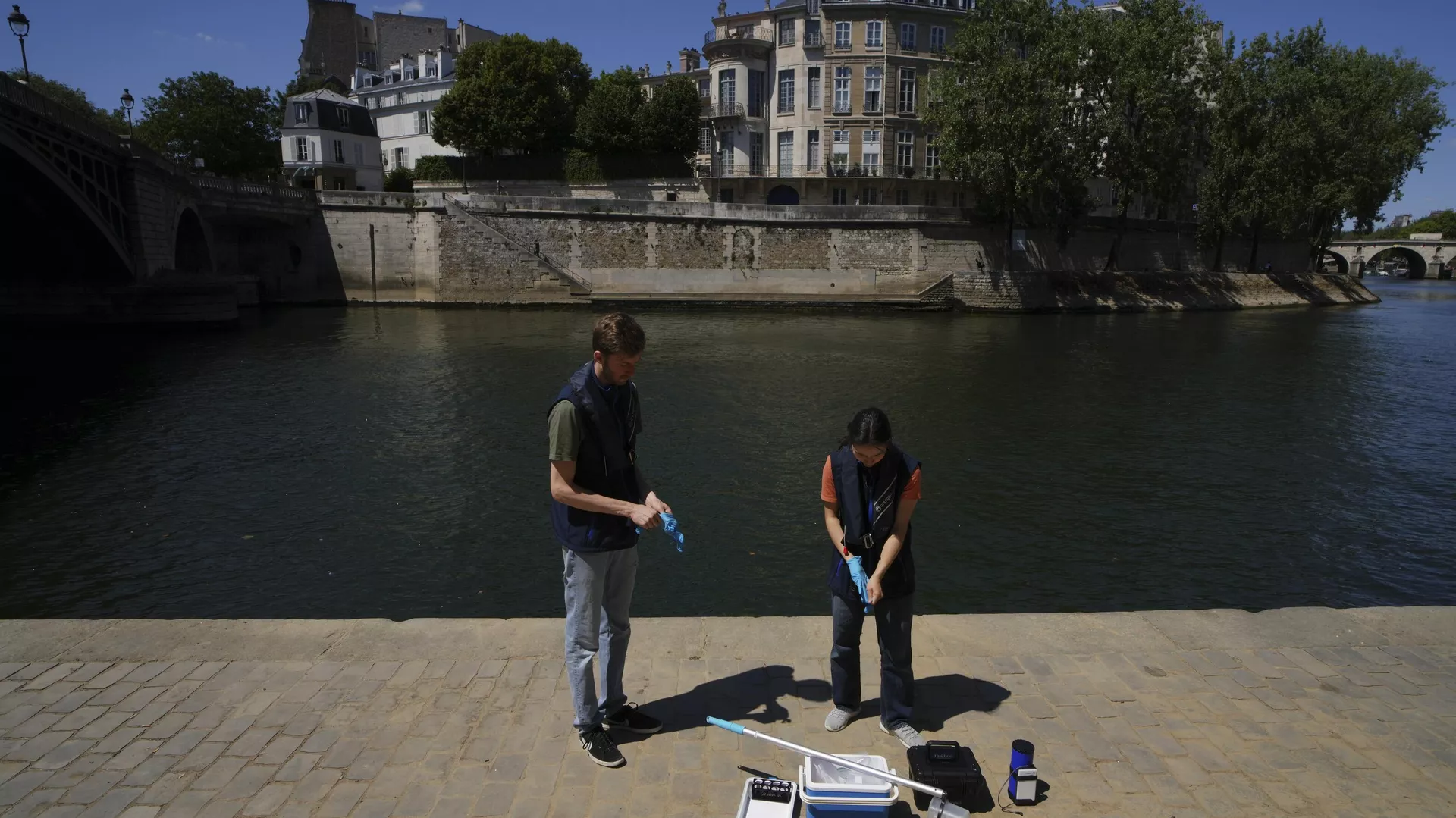 Mathias Haguet, a la izquierda, y Emilie Vilana, de Fluidion, analizan la calidad del agua del río Sena, el jueves 3 de julio de 2025, para la inauguración de las tres piscinas del Sena durante el evento Paris Plages, del 5 de julio al 31 de agosto en París. (Foto AP/Aurelien Morissard) - Sputnik Mundo, 1920, 05.07.2025