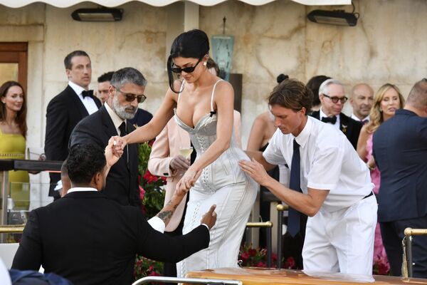 La empresaria y modelo Kylie Jenner sale de un hotel antes de la anticipada celebración de la boda del empresario estadounidense Jeff Bezos y la reportera Lauren Sánchez, en Venecia, Italia. La empresaria y modelo Kylie Jenner sale de un hotel antes de la anticipada celebración de la boda del empresario estadounidense Jeff Bezos y la reportera Lauren Sánchez, en Venecia, Italia. - Sputnik Mundo
