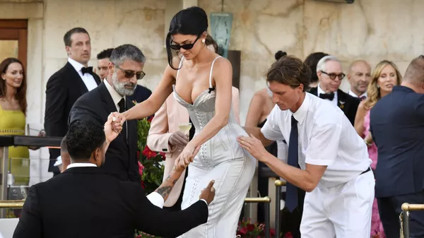 Kylie Jenner sale del hotel antes de la anticipada celebración de la boda de Jeff Bezos y Lauren Sánchez en Venecia, Italia. - Sputnik Mundo