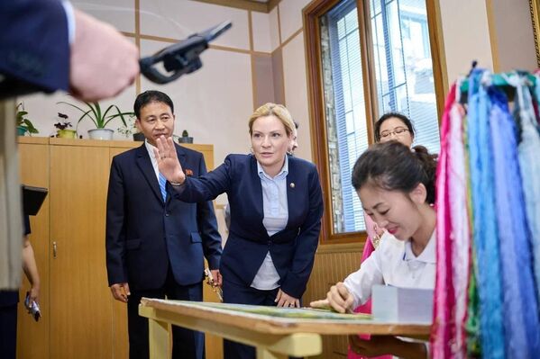 La ministra de Cultura de Rusia, Olga Liubímova, durante una visita al Taller Creativo Mansudae en la capital de Corea del Norte, Pionyang. La ministra de Cultura de Rusia, Olga Liubímova, durante una visita al Taller Creativo Mansudae en la capital de Corea del Norte, Pionyang. - Sputnik Mundo