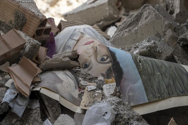 Se observan escombros entre un edificio de apartamentos destruido el 29 de junio de 2025 en el norte de Teherán, Irán, tras ser alcanzado por un ataque aéreo israelí, en el último día de combates entre Israel e Irán de la semana pasada. Se observan escombros entre un edificio de apartamentos destruido el 29 de junio de 2025 en el norte de Teherán, Irán, tras ser alcanzado por un ataque aéreo israelí, en el último día de combates entre Israel e Irán de la semana pasada. - Sputnik Mundo