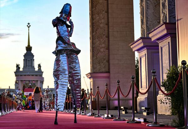 Artista en la fiesta de graduación en la Exposición de los logros de la economía nacional de la Unión Soviética (VDNJ, por sus siglas en ruso), Moscú, Rusia. Artista en la fiesta de graduación en la Exposición de los logros de la economía nacional de la Unión Soviética (VDNJ, por sus siglas en ruso), Moscú, Rusia. - Sputnik Mundo
