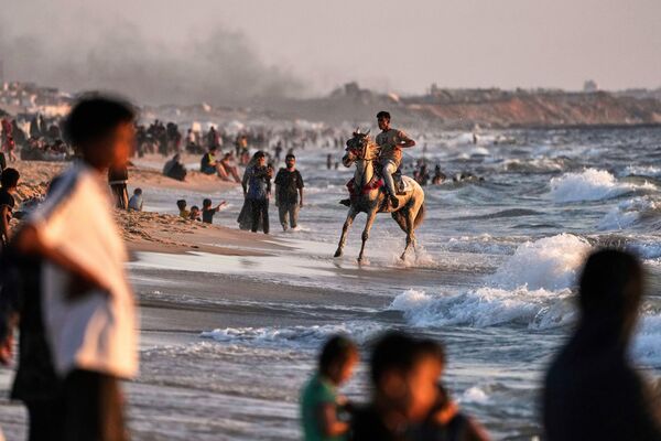 Un hombre palestino monta a caballo por el paseo marítimo al atardecer, en la ciudad de Gaza. Un hombre palestino monta a caballo por el paseo marítimo al atardecer, en la ciudad de Gaza. - Sputnik Mundo
