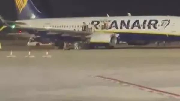 Casi 20 heridos en un incendio en un avión de Ryanair en España - Sputnik Mundo