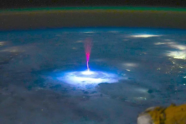 ¿Invasión extraterrestre? Astronauta de la NASA capta un fenómeno natural inusual sobre México - Sputnik Mundo