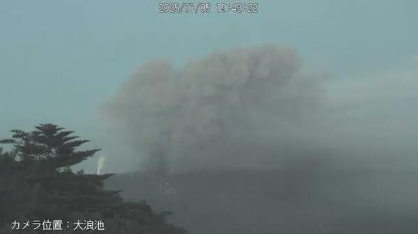 Japón emite una alerta de viaje tras la potente erupción del volcán Shinmoedake - Sputnik Mundo
