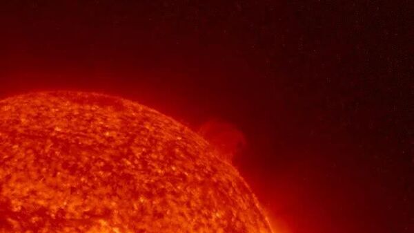 Registran un gran estallido de gas sin precedentes en el Sol - Sputnik Mundo