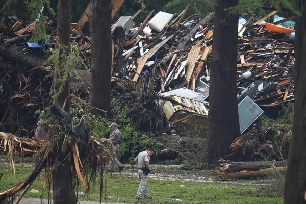 Los equipos buscan a los desaparecidos en las orillas del río Guadalupe. - Sputnik Mundo