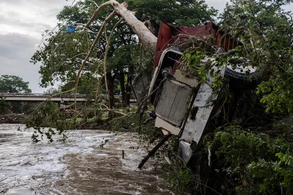 Un camión grande queda empalado por un árbol tras una inundación repentina en el río Guadalupe.   - Sputnik Mundo