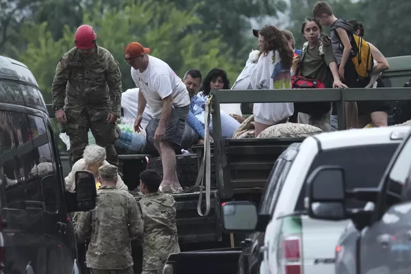 Los socorristas llevan a las personas a un centro de reunificación después de las inundaciones. - Sputnik Mundo