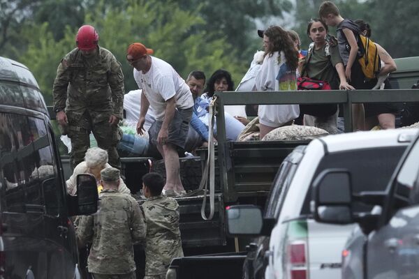 Los socorristas llevan a las personas a un centro de reunificación después de las inundaciones. Los socorristas llevan a las personas a un centro de reunificación después de las inundaciones. - Sputnik Mundo