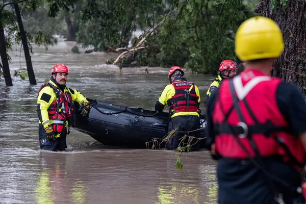 Miembros del equipo de búsqueda y rescate preparan su bote para una operación. - Sputnik Mundo