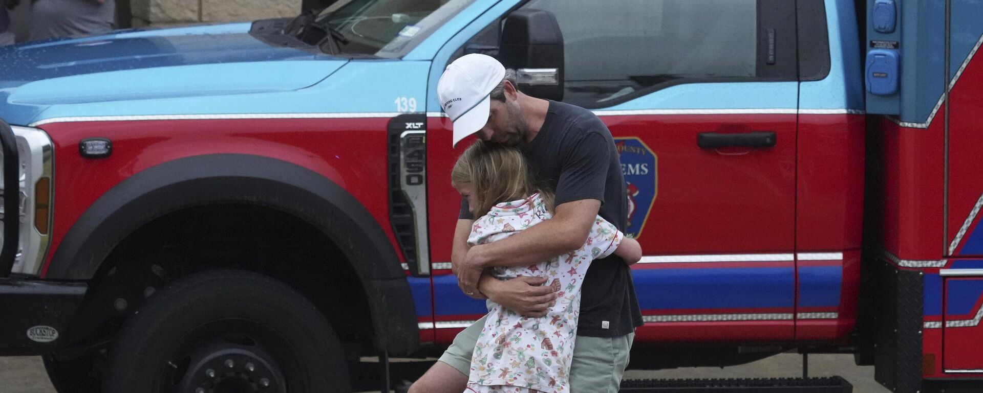 Люди в центре воссоединения после наводнения в Ингрэме, штат Техас - Sputnik Mundo, 1920, 07.07.2025