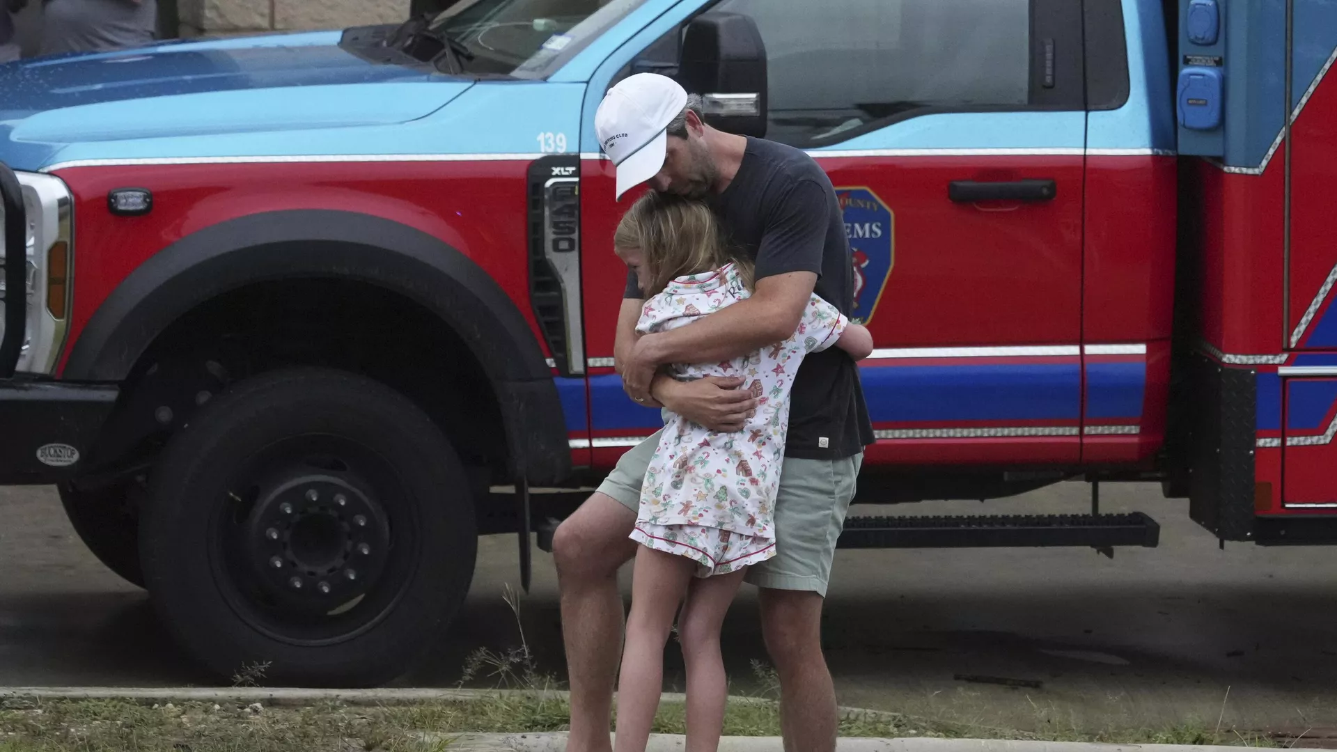 Люди в центре воссоединения после наводнения в Ингрэме, штат Техас Люди в центре воссоединения после наводнения в Ингрэме, штат Техас - Sputnik Mundo, 1920, 07.07.2025