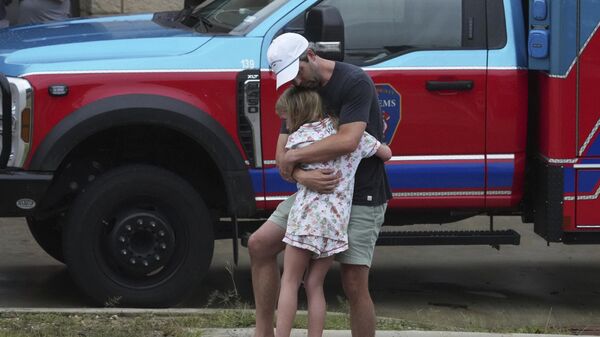 Люди в центре воссоединения после наводнения в Ингрэме, штат Техас - Sputnik Mundo