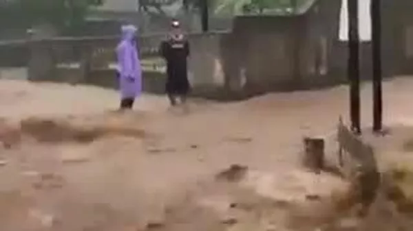 Inundaciones azotan el sur y el este de Yakarta tras fuertes lluvias - Sputnik Mundo