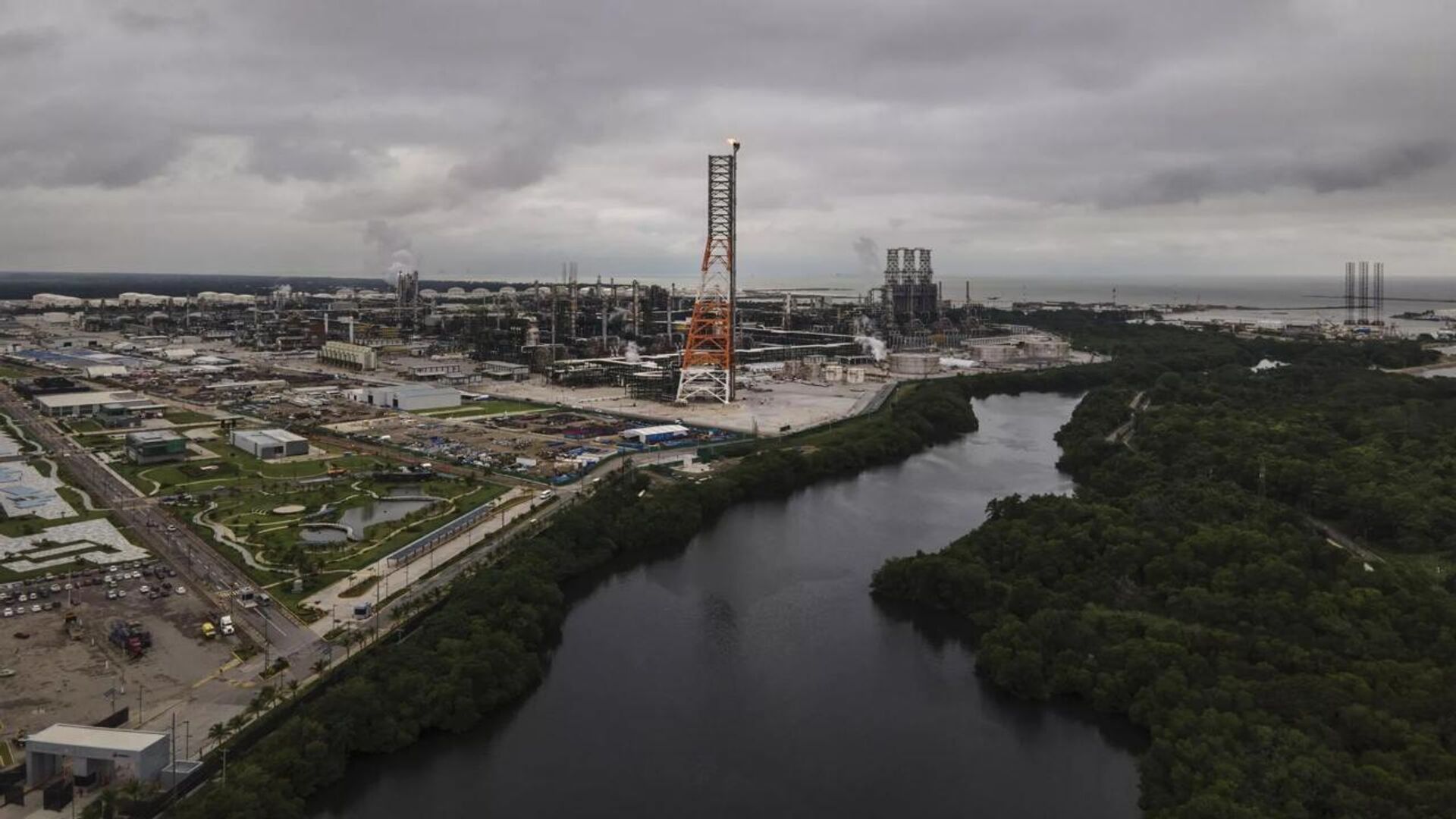 Pemex reconoce paro en la refinería de Dos Bocas Pemex reconoce paro en la refinería de Dos Bocas - Sputnik Mundo, 1920, 06.07.2025
