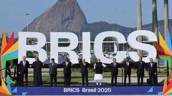 Líderes mundiales posan para la foto familiar como parte de la cumbre de los BRICS 2025 en el Museo de Arte Moderno el 6 de julio de 2025 en Río de Janeiro, Brasil  - Sputnik Mundo