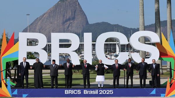 Líderes mundiales posan para la foto familiar como parte de la cumbre de los BRICS 2025 en el Museo de Arte Moderno el 6 de julio de 2025 en Río de Janeiro, Brasil  - Sputnik Mundo