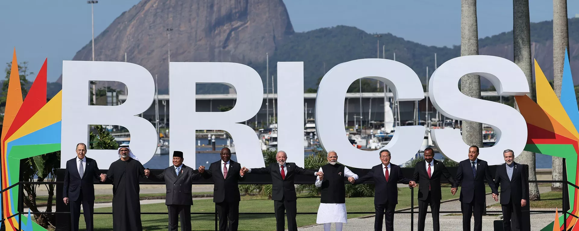 Líderes mundiales posan para la foto familiar como parte de la cumbre de los BRICS 2025 en el Museo de Arte Moderno el 6 de julio de 2025 en Río de Janeiro, Brasil  - Sputnik Mundo, 1920, 06.07.2025