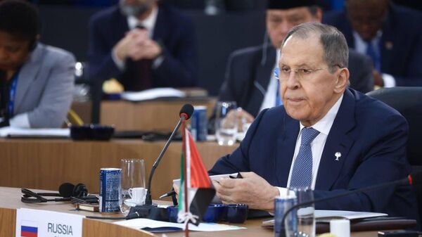 Lavrov: El uso del dólar como arma de castigo acelera la erosión del orden económico global - Sputnik Mundo